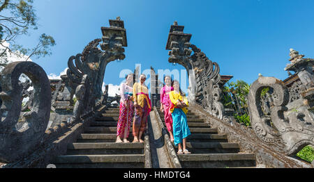 Young-balinesischen Frauen, Muttertempel, Besakih-Tempel Pura Agung Besakih Penetaran, Bali-Hinduismus, Banjar Besakih, Bali Stockfoto