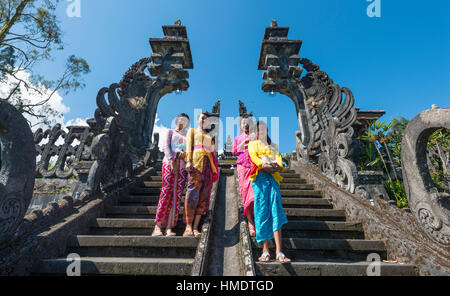 Young-balinesischen Frauen, Muttertempel, Besakih-Tempel Pura Agung Besakih Penetaran, Bali-Hinduismus, Banjar Besakih, Bali Stockfoto