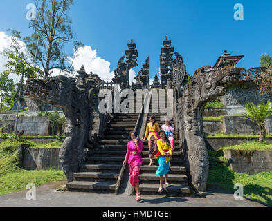 Young balinesischen Frauen steigen Treppen, Mutter Tempel Besakih Tempel Pura Agung Besakih Penetaran Bali-Hinduismus, Banjar Besakih Stockfoto