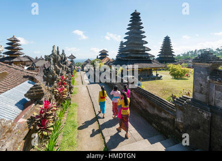 Young-balinesischen Frauen, Muttertempel, Besakih-Tempel Pagode, Pura Agung Besakih Penetaran, Bali-Hinduismus, Banjar Besakih, Bali Stockfoto