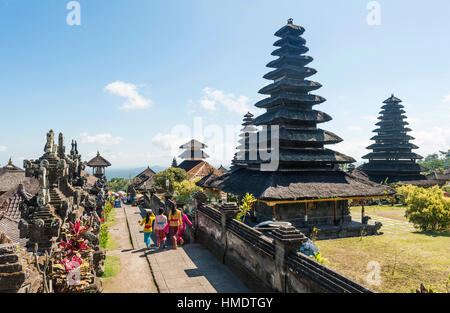 Young-balinesischen Frauen, Muttertempel, Besakih-Tempel Pagode, Pura Agung Besakih Penetaran, Bali-Hinduismus, Banjar Besakih, Bali Stockfoto