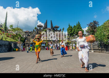 Gläubige Balinesen, Tor, Candi Bentar aufgeteilt Mutter Tempel Besakih, Pura Agung Besakih Penetaran, Banjar Besakih, Bali, Indonesien Stockfoto