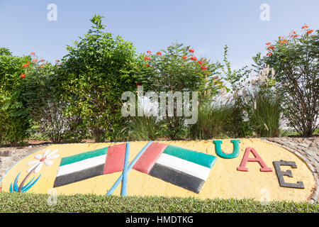 Vereinigte Arabische Emirate Nationalflaggen Denkmal in einem Kreisverkehr in Liwa-Oase. Emirat Abu Dhabi Stockfoto