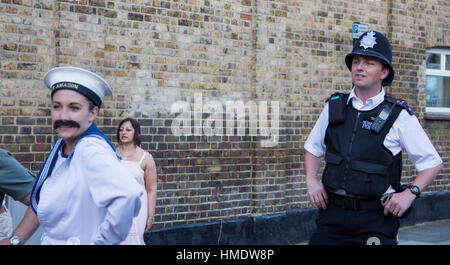 Ein Polizist und eine Frau als Matrose verkleidet Stockfoto