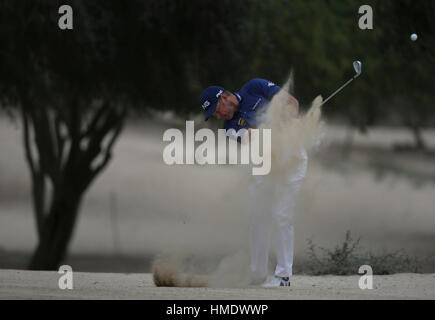 Lee Westwood von England spielt einen Schuss auf das 14. Loch in der 1. Runde der Dubai Desert Classic Golf-Turnier in Dubai, Vereinigte Arabische Emirate, Donnerstag, 2. Februar 2017. (AP Photo/Kamran Jebreili) Stockfoto