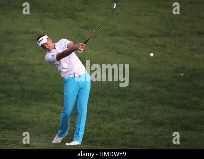 Ian Poulter von England spielt in der ersten Runde von der Dubai Desert Classic Golf-Turnier in Dubai, Vereinigte Arabische Emirate, Donnerstag, 2. Februar 2017 einen Schuss am 10. Loch. (AP Photo/Kamran Jebreili) Stockfoto