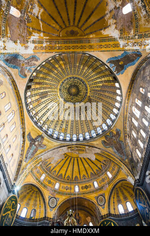 ISTANBUL, Türkei - 10. September 2010: Kuppel der alten Basilika Hagia Sophia. Fast 500 Jahre lang war die wichtigste Moschee Istanbuls, Aya Sofia Stockfoto