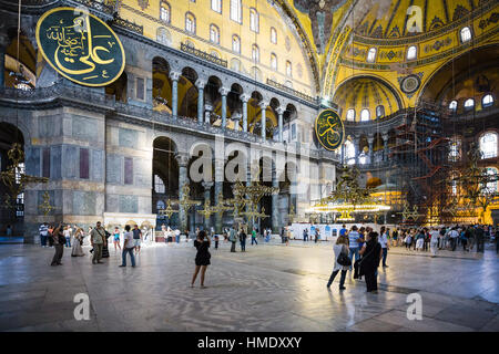 ISTANBUL, Türkei - 10. September 2010: Hauptschiff der alten Basilika Hagia Sophia. Fast 500 Jahre lang war die wichtigste Moschee Istanbuls, Aya Sofia Stockfoto