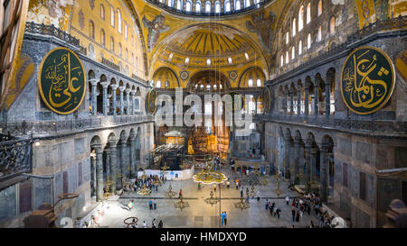 ISTANBUL, Türkei - 10. September 2010: Innenraum der alten Basilika Hagia Sophia. Seit fast 500 Jahren die wichtigste Moschee Istanbuls, Aya Sofia Ser Stockfoto