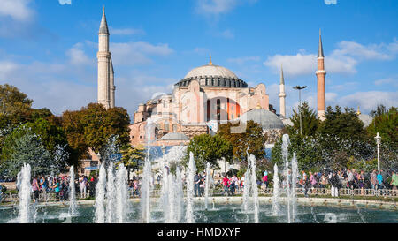 ISTANBUL, Türkei - 10. September 2010: Basilika Hagia Sophia und Sultanahmet-Platz. Seit fast 500 Jahren die wichtigste Moschee Istanbuls, Aya Sofia Stockfoto