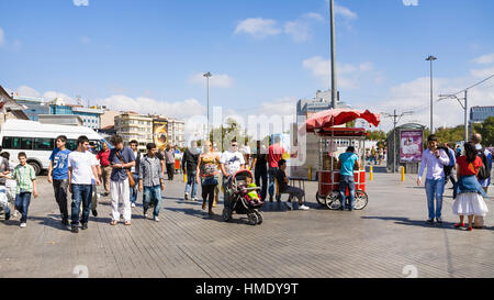 ISTANBUL, Türkei - 10. September 2010: die Menschen gehen im Taksim-Platz in Istanbul Stadt. Taksim-Platz ist wichtigste Verkehrsdrehscheibe und beliebtes Ausflugsziel Stockfoto