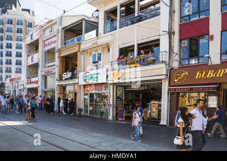 ISTANBUL, Türkei - 10. September 2010: Menschen in der Nähe von Cafés und Geschäfte am Taksim-Platz. Taksim-Platz ist wichtigste Verkehrsdrehscheibe und beliebtes Ausflugsziel Stockfoto