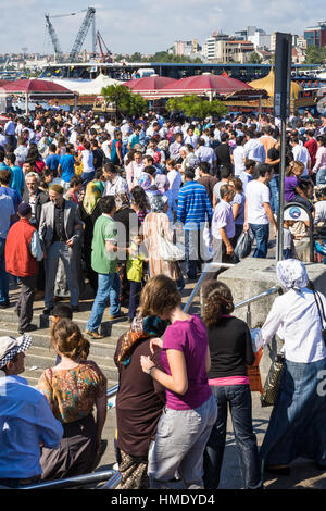 ISTANBUL, Türkei - 10. September 2010: viele Menschen während der Feier des geringeren Bairam Ende des Ramadan am Wasser in Istanbul Stadt. Nach dem Ramadan ist Stockfoto