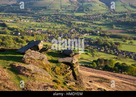 Blick auf das Dorf Bamford von Bamford Kante im Peak District, Derbyshire, England. Einen frühen Sommerabend. Stockfoto