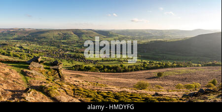 Blick auf das Dorf Bamford von Bamford Kante im Peak District, Derbyshire, England. Einen frühen Sommerabend. Stockfoto