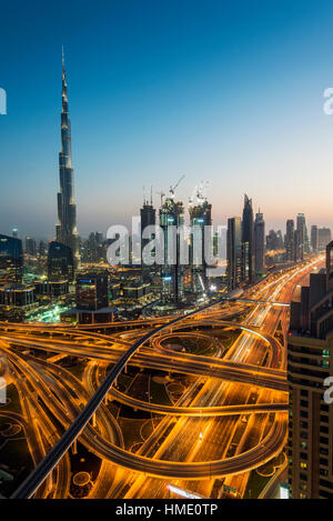 Die Skyline Nacht Innenstadt mit Wolkenkratzer Burj Khalifa und Kreuzung Sheikh Zayed Road, Dubai, Vereinigte Arabische Emirate