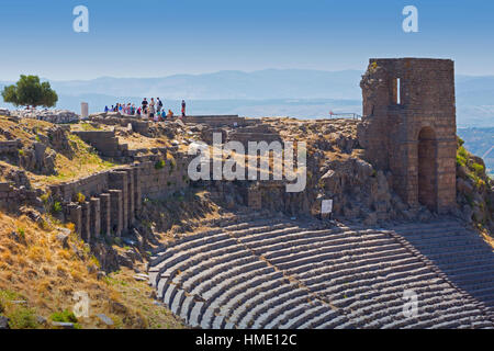 Ruinen des antiken Pergamon über Bergama, Provinz Izmir, Türkei.  Das Theater. Stockfoto