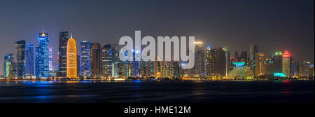 Panoramablick auf die Business-District-Skyline bei Nacht, Doha, Katar Stockfoto