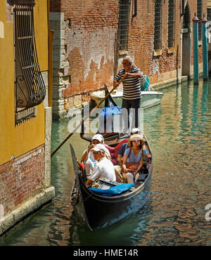 Venedig, Provinz Venedig, Veneto, Italien.  Touristen genießen Gondel fahren am Kanal. Stockfoto