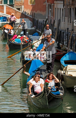 Venedig, Provinz Venedig, Veneto, Italien.  Touristen genießen Gondel fahren am Kanal. Stockfoto