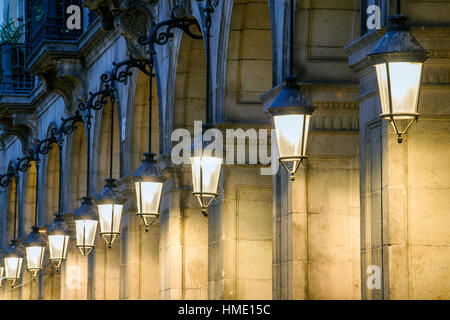 Plaza Real oder Placa Reial bei Nacht, Barcelona, Katalonien, Spanien Stockfoto