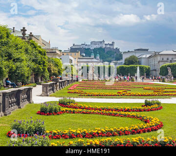 Salzburg, Salzburger Land, Österreich. Blick über die Gärten von Schloss Mirabell auf der Festung Hohensalzburg. Stockfoto
