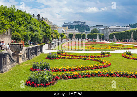 Salzburg, Salzburg, Österreich. Blick über die Gärten des Schloss Mirabell auf die Festung Hohensalzburg. Stockfoto