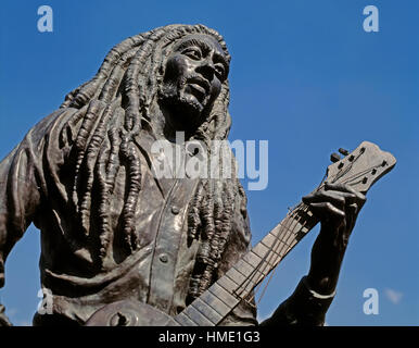 Kingston, Jamaika.  Bronzestatue von Singer Songwriter Bob Marley, 1945-1981, in Promi-Park.  Die Statue wurde vom jamaikanischen Bildhauer Alvin erschaffen. Stockfoto