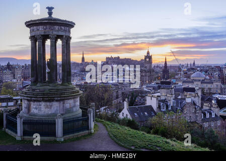 Skyline von Edinburgh mit dem Edinburgh Castle im Hintergrund von Calton Hill bald nach Sonnenuntergang gesehen. Stockfoto