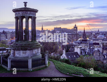 Skyline von Edinburgh mit dem Edinburgh Castle im Hintergrund von Calton Hill bald nach Sonnenuntergang gesehen. Stockfoto