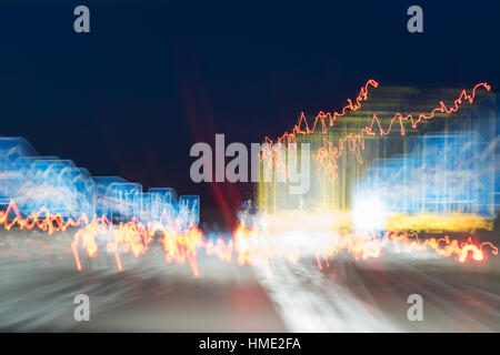 Abstract in der Abenddämmerung mit Verkehrszeichen und Auto Autobahn Hintergrund weichzeichnen