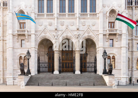 BUDAPEST, Ungarn - 2. Januar 2017: Eingang des ungarischen Parlamentsgebäude mit der ungarischen Flagge winken Stockfoto