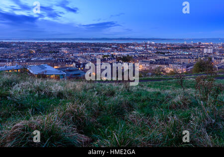 Edinburgh-Neustadt mit der Nordsee im Hintergrund von Calton Hill während der blauen Stunde betrachtet. Stockfoto