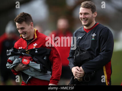 Wales Dan Bigger (rechts) teilt einen Witz mit Jonathan Davies (links) während einer Trainingseinheit im Vale Resort, Hensol. Stockfoto