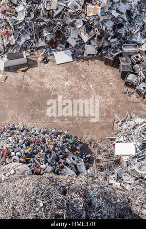 Haufenweise sortierte Material in einer Recycling-Anlage Stockfoto