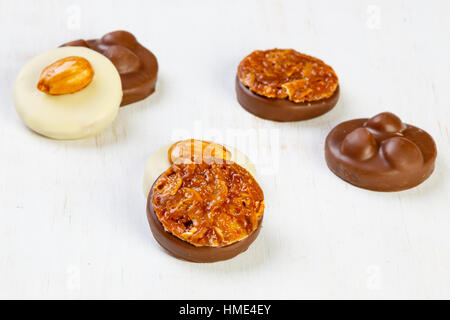 Auswahl an köstlichen Pralinen auf weißen Tisch Stockfoto
