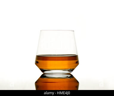 hinterleuchtete Bild von Whisky im Glas auf besinnliche Tisch Stockfoto
