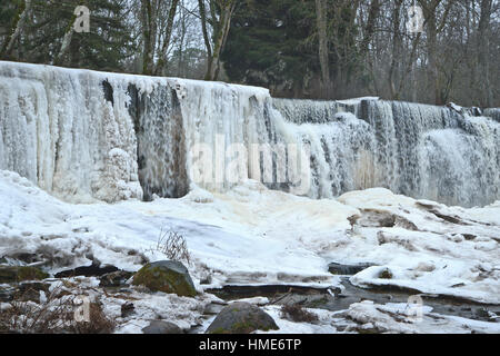 Keila-Wasserfall im Winter, Estland Stockfoto