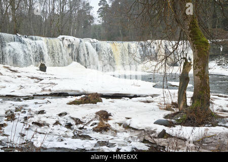 Keila-Wasserfall im Winter, Estland Stockfoto