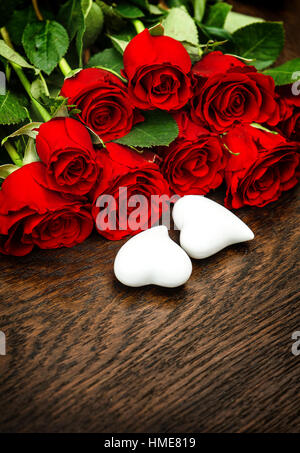 Strauß roter Rosen mit Herzen. Valentinstag Dekoration. Liebe. Geschenk Stockfoto