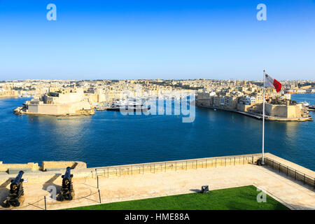 Blick über den grand Harbour, Valletta, Malta nach Brig, einzelne und Fort St. Angelo mit den Kanonen von upper Barakka Gardens im Vordergrund Stockfoto