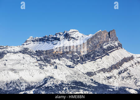 Winter-Blick auf Les Rochers des Fiz (über 2700m) im Massif de Platte in der Nähe von Mont Blanc in den französischen Alpen. Stockfoto