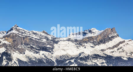 Rocky Mountain Creast fallenden Schnee über den Wolken in den Alpen in der Nähe von Mont-Blanc-Massiv. Stockfoto