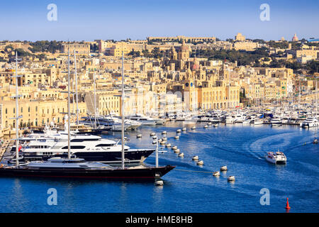 Blick über den Grand Harbour, Valetta, Malta, die super-Yachten auf Birgu Stockfoto