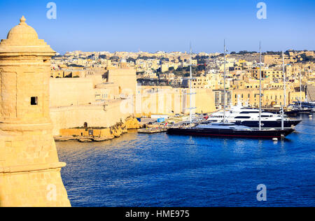 Blick auf den Grand Harbour Valletta, Malta mit Blick auf Birgu und Senglea Fort St. Angelo Stockfoto