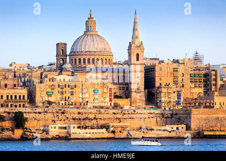 Blick auf Altstadt Valetta und unserer lieben Frau vom Berge Karmel Kirche von Sliema in der Abenddämmerung Stockfoto