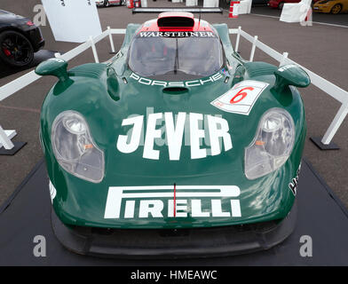 Vorderansicht eines 1998 Porsche 911 GT1, auf dem Display auf 2016 Silverstone Classic Stockfoto