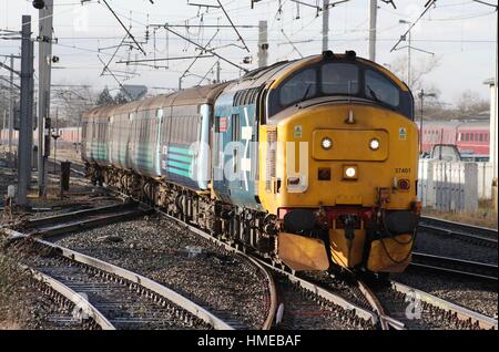 Klasse 37 dieselelektrische Lok Ankunft in Carnforth Station am Mittwoch, 1. Februar 2017 mit 2 47 - 10.04 von Preston, Barrow-in-Furness. Stockfoto