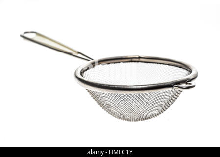 Kleine metallische Teesieb Sieb mit Griff isoliert auf weiss. Modernen Küchengerät für Tee oder Suppe Filtration. Stockfoto