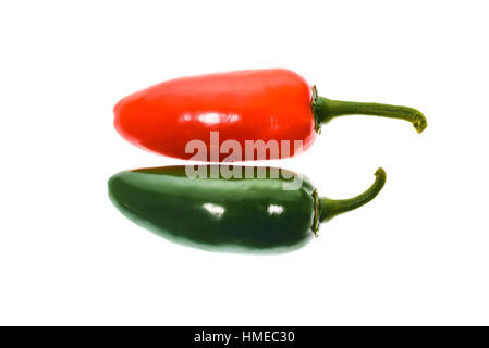 Rote und grüne Reifen Jalapeno Chili Paprika aus der Karibik oder Mexiko isoliert auf weißem Hintergrund Stockfoto